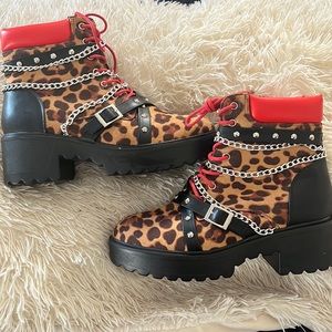 Women’s Chunky Buckle Rivet Lightweight Boots size 8